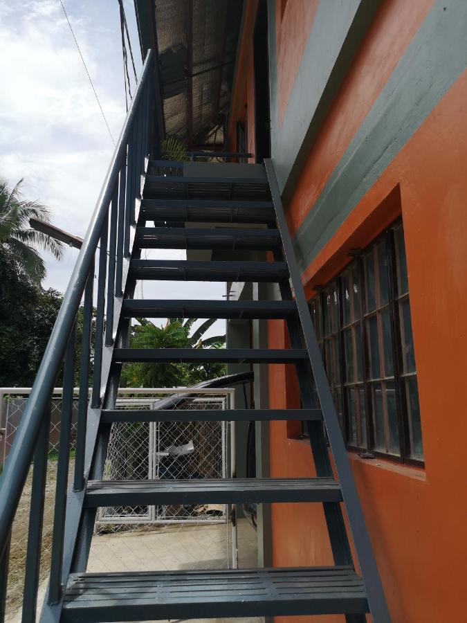 Estrelle Orange House - Backpackers Hub Apartment Puerto Princesa Ngoại thất bức ảnh