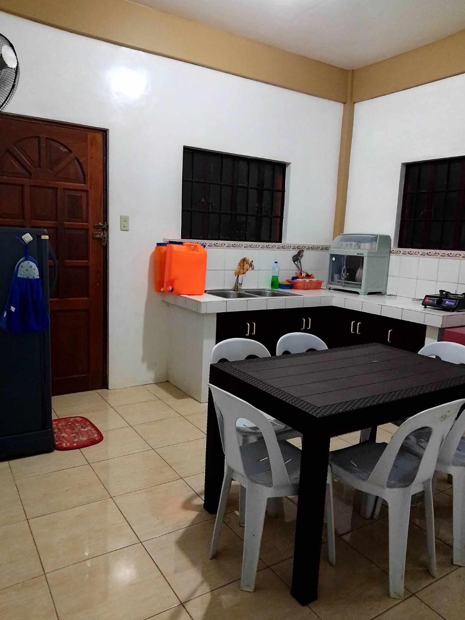 Estrelle Orange House - Backpackers Hub Apartment Puerto Princesa Ngoại thất bức ảnh